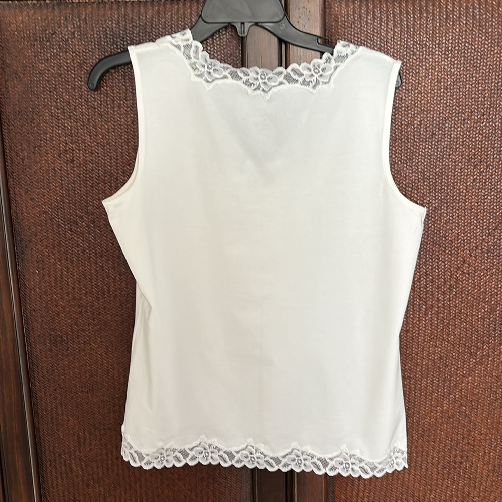 White sleeveless top with floral lace detail - Picture 4 of 4